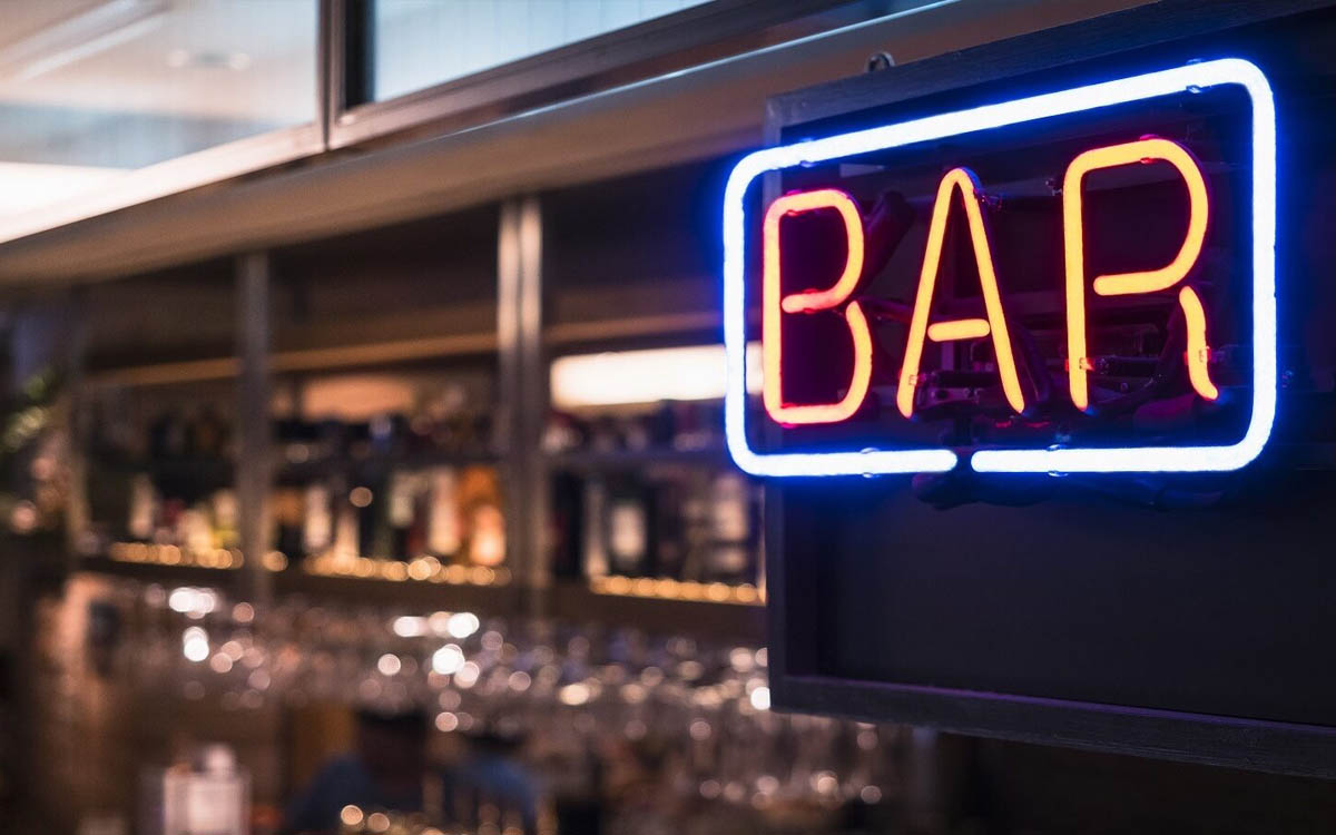 LE ATTIVITÀ COMMERCIALI STANNO CHIUDENDO IN TUTTA ITALIA LE ATTIVITÀ COMMERCIALI STANNO CHIUDENDO IN TUTTA ITALIA